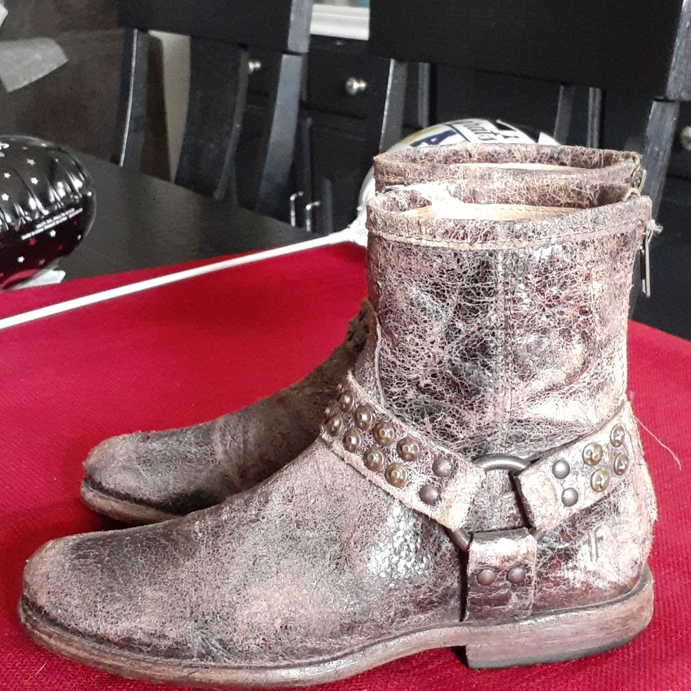 FRYE BOOTIES HARNESS DISTRESSED